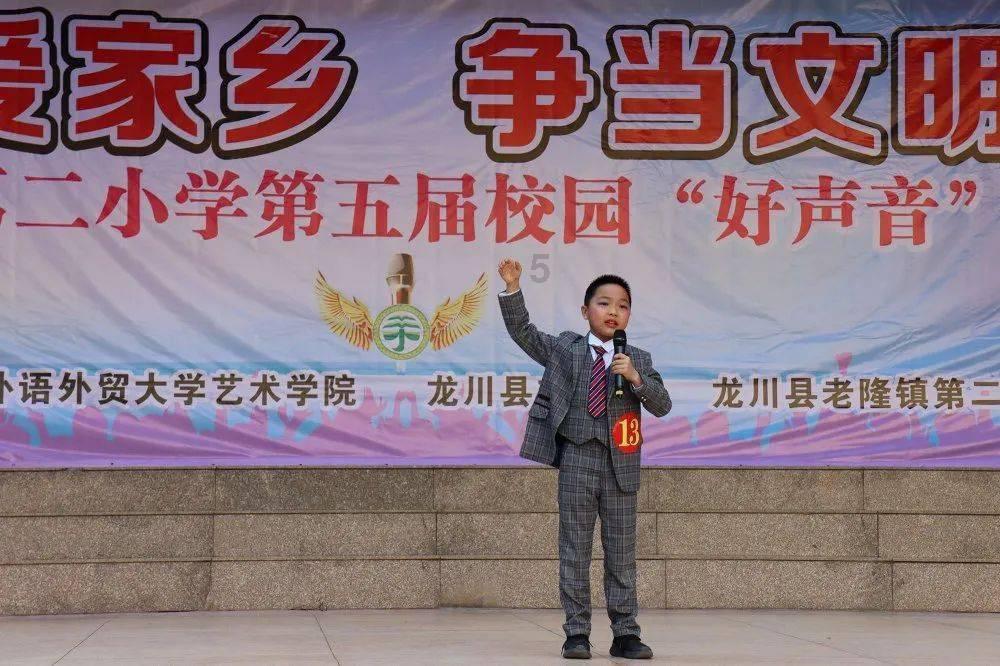 阿克塞汇东新能源项目定日镜全部安装完成，总镜场面积达58万平方米