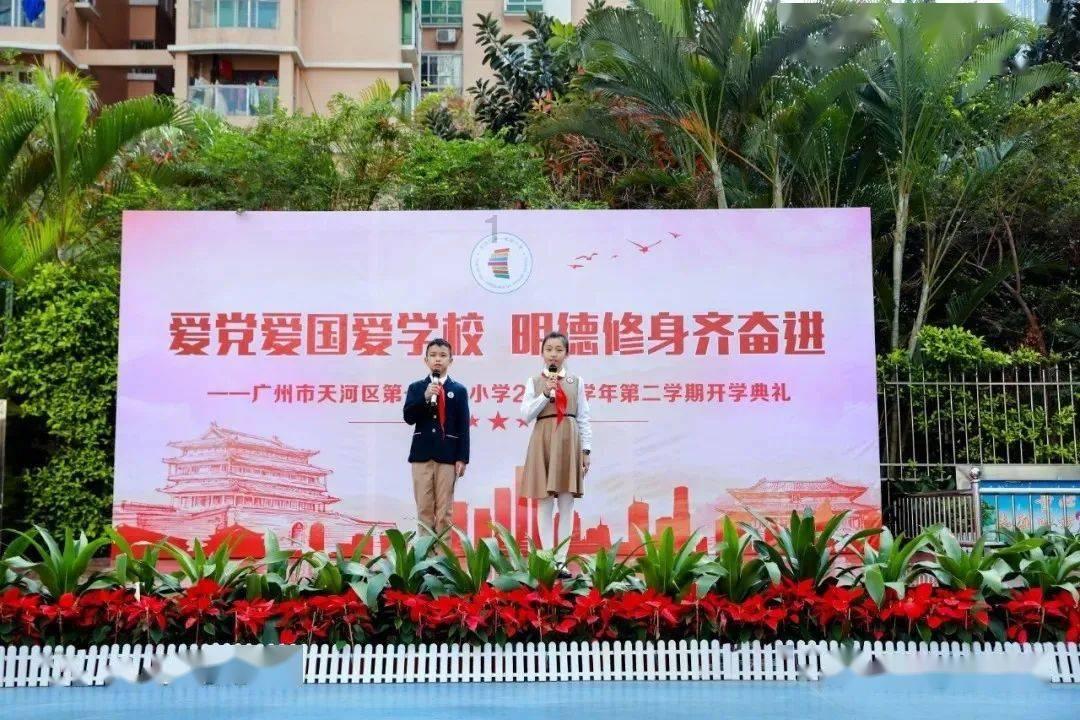 有个性的女生就是会穿，挂脖衫配牛仔裤，清新简约又显美的背影