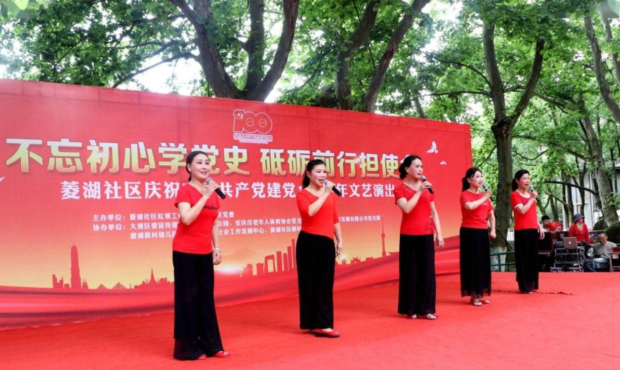 中央军委举行慰问驻京部队老干部迎新春文艺演出 习近平向全军老同志祝贺新春