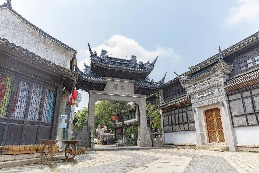 江疏影亮相 DIOR 大秀，身穿一袭黑裙漫步巴黎街头，好飒～