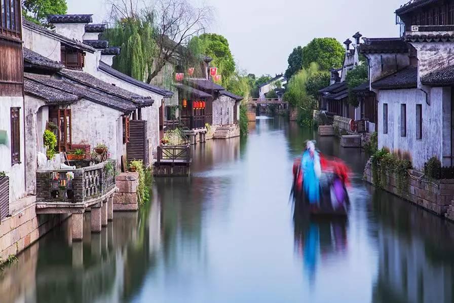 辽宁一学生墙边取外卖，竟遭一男子持铁锹扬沙阻拦，校方对此有何回应？游戏画面